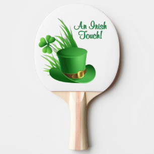 En irländsk touch Leprechaun-klöverhatt i gräs Pingisracket