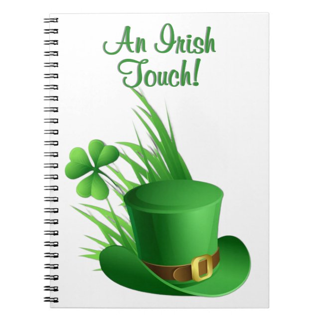 En irländsk touch Leprechaun nejlika hatt i gräs Anteckningsbok (Framsidan)
