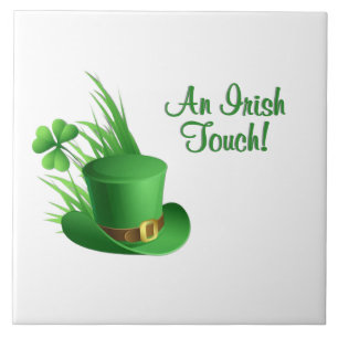 En irländsk touch Leprechaun nejlika hatt i gräs Kakelplatta