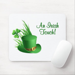 En irländsk touch Leprechaun nejlika hatt i gräs Musmatta