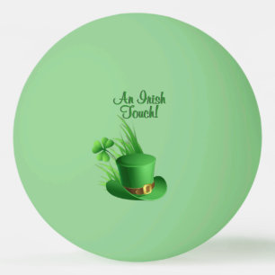 En irländsk touch Leprechaun nejlika hatt i gräs Pingisboll