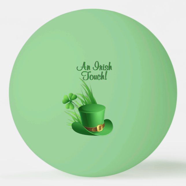 En irländsk touch Leprechaun nejlika hatt i gräs Pingisboll (Framsidan)