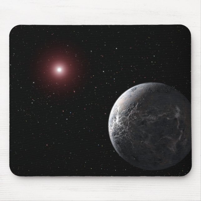 En isig/bergig planet som orkar en dym stjärna musmatta (Framsidan)