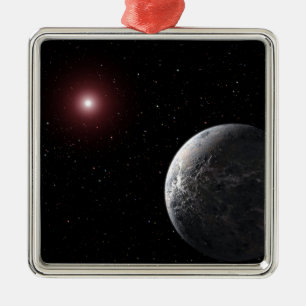 En isig/berusad planet som omger en dym stjärna julgransprydnad metall