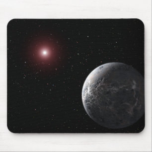 En isig/ett stenigt planet som orbiting en dunkel musmatta