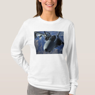 En italienare AMX tankas av en KC--10AExtender T-shirt