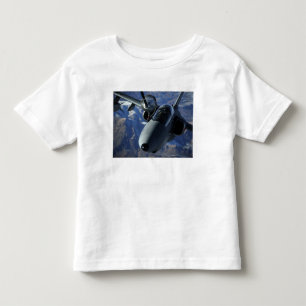 En italienare AMX tankas av en KC--10AExtender Tee Shirt