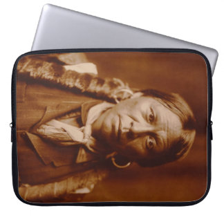 En Jicarilla-man, 1904 Laptop Sleeve