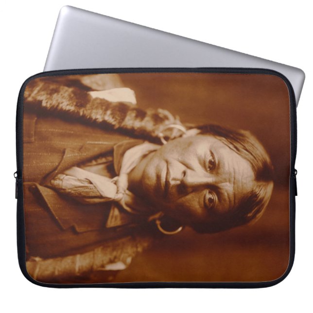 En Jicarilla-man, 1904 Laptop Sleeve (Framsidan)