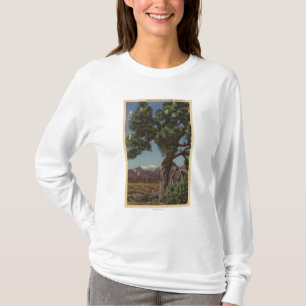 En Joshua handflatan i blom i kalifornisk öken T-shirt