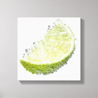 En juicy mogen ekologisk limekilfrukt nedsänkt canvastryck