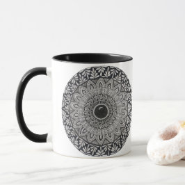 En kaffemugg med monokrom mandaladesign
