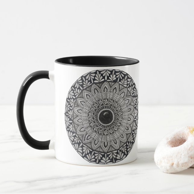 En kaffemugg med monokrom mandaladesign (Med munk)