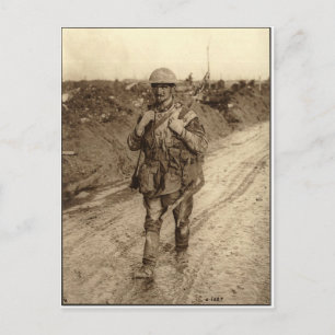 En kanadensisk Tommy-soldat täckt i lera som återv Vykort