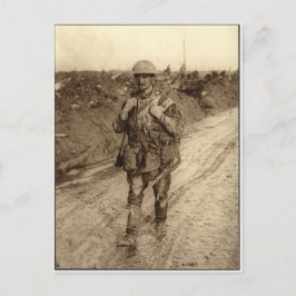 En kanadensisk Tommy-soldat täckt i lera som återv Vykort