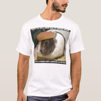 En kanin med en pannkaka på dess huvud t shirt
