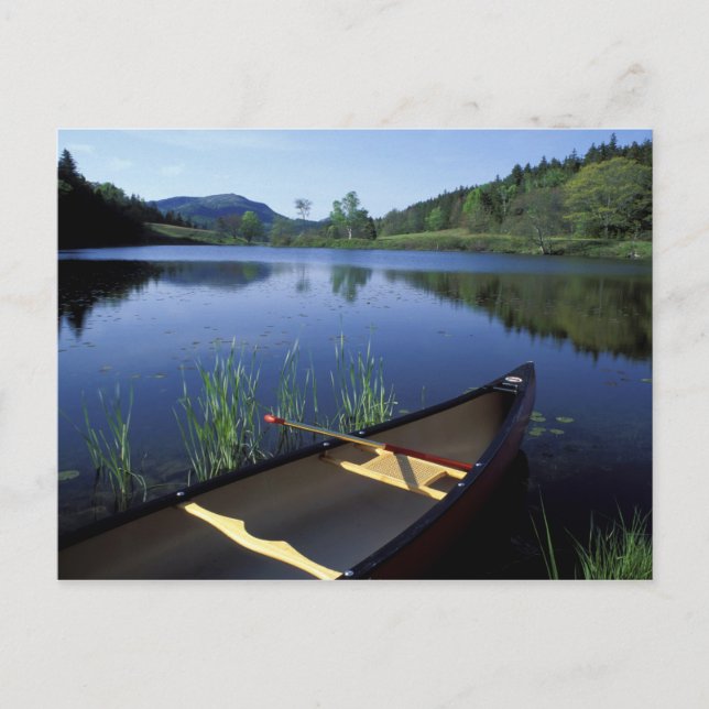 En kanot vilar på Lilla Långpond. Vykort (Framsida)