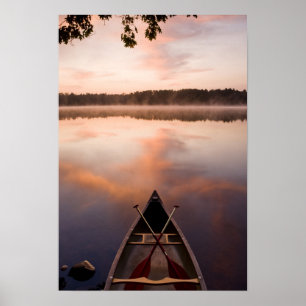 En kanot vilar på Pawtuckaway-Sjö-stranden Poster