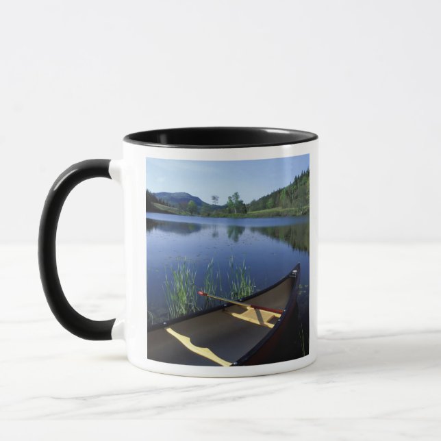 En kanot vilar på stranden av Little Long Pond Mugg (Vänster)