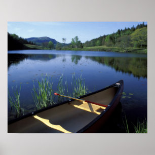 En kanot vilar på stranden av Little Long Pond Poster