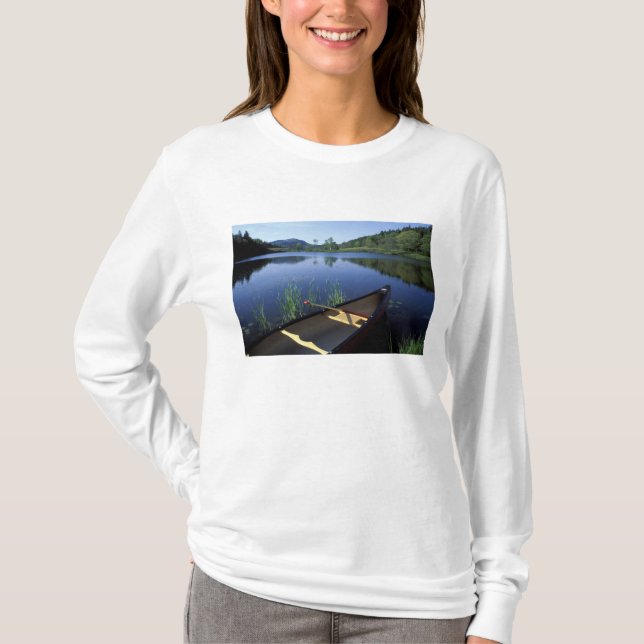 En kanot vilar på stranden av Little Long Pond T-shirt (Framsida)