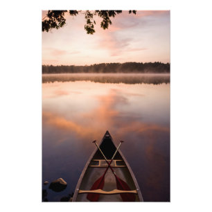 En kanot vilar på stranden av Pawtuckaway Lake Fototryck