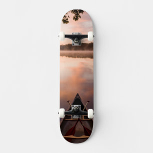 En kanot vilar på stranden av Pawtuckaway Lake Skateboard Bräda 20 Cm
