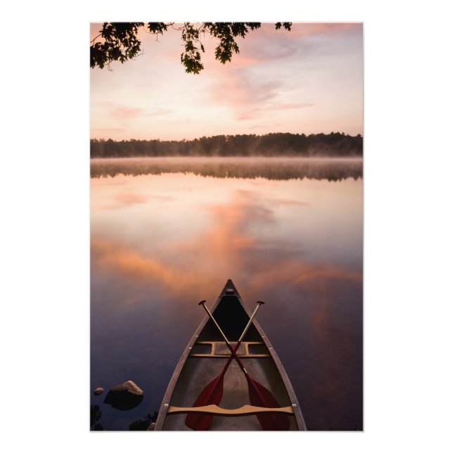 En kanot vilar på stranden vid Pawtuckaway Sjö Fototryck (Framsidan)