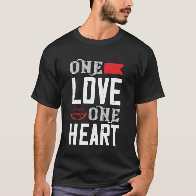 En Kärlek 1-hjärtinspirerande design T Shirt (Framsida)