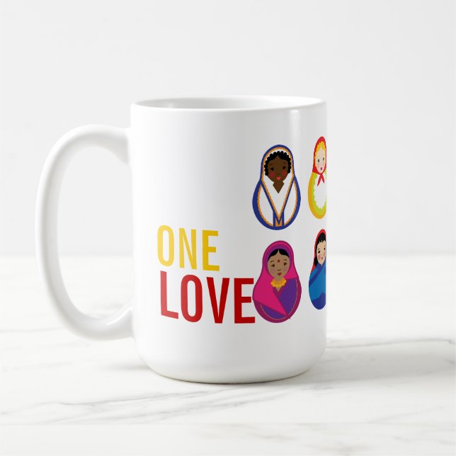 En kärlekMatroyshka internationell som bygga bo Kaffemugg (Vänster)