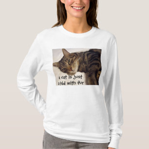 En katt är precis en unge med päls tröja