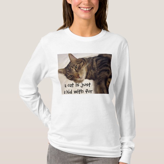 En katt är precis en unge med päls tröja (Framsida)
