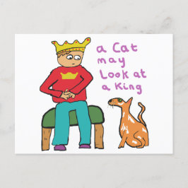 En katt kan titta på en Kung Vykort