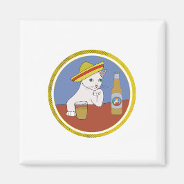 En katt med sombrero och dryck magnet