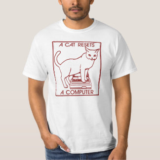 En katt nollställer en dator tee shirt
