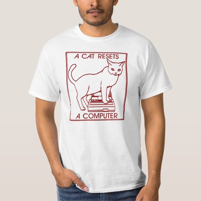 En katt nollställer en dator tee shirt (Framsida)