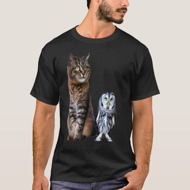 En katt och en uggla Design T Shirt (Framsida)