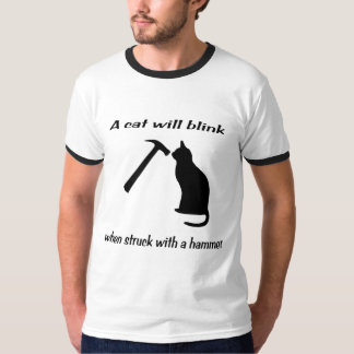 En katt ska blink, när den slås med en bulta t shirt