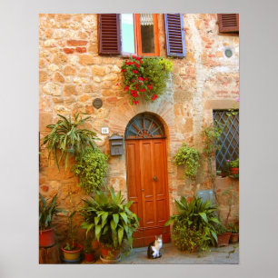 En katt söker sig till sitt hem i Pienza, Italien Poster