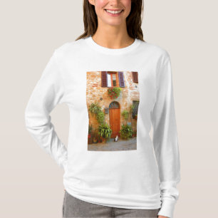 En katt söker tillträde till hemmet i Pienza, Ital T-shirt