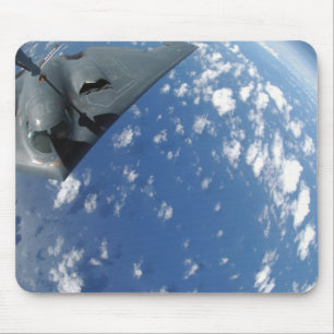 En KC-135 Stratotanker tankar en ande B-2 Musmatta