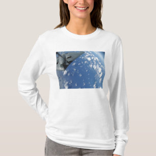 En KC-135 Stratotanker tankar en ande B-2 T-shirt