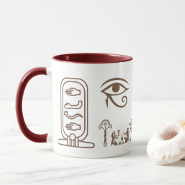 En keramisk mugg med en forntida egyptisk design 