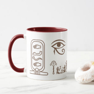 En keramisk mugg med en forntida egyptisk design