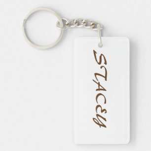 En keychain som namnges Stacey i brun text Nyckelring