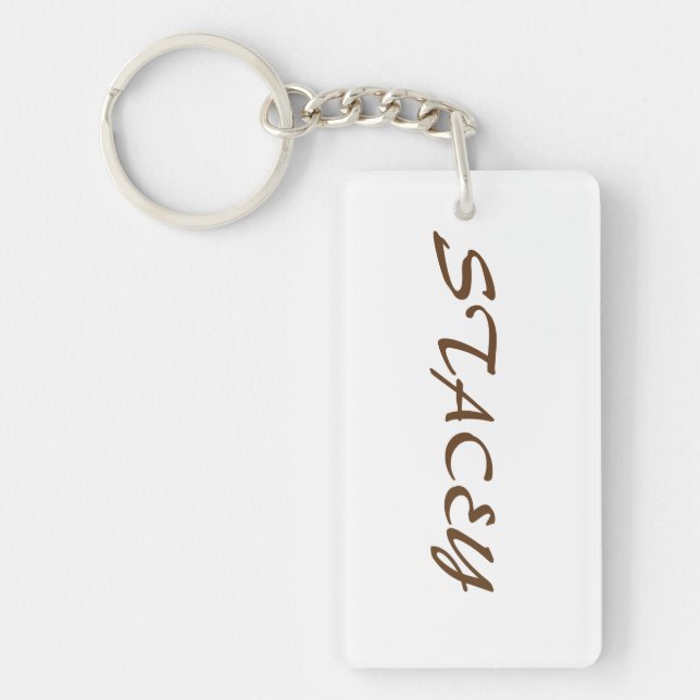 En keychain som namnges Stacey i brun text Nyckelring (Framsidan)