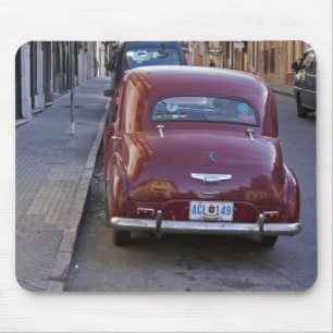 En klassisk gammal röd Peugeot-bil parkerad på en Musmatta