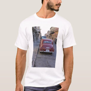 En klassisk gammal röd Peugeotbil parkerad på en g T-shirt