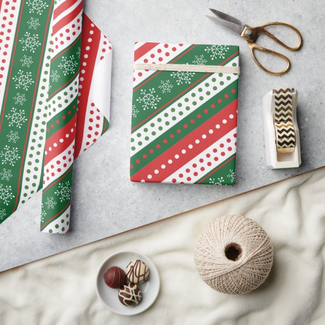 En klassisk julklapp mönster rand snöflingor röd presentpapper (Hantverk)