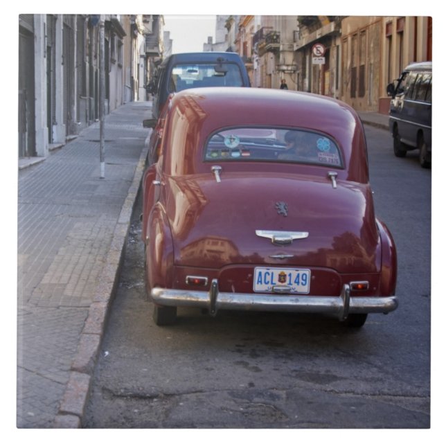 En klassisk röd Peugeot-bil parkerad på gatan Kakelplatta (Framsidan)